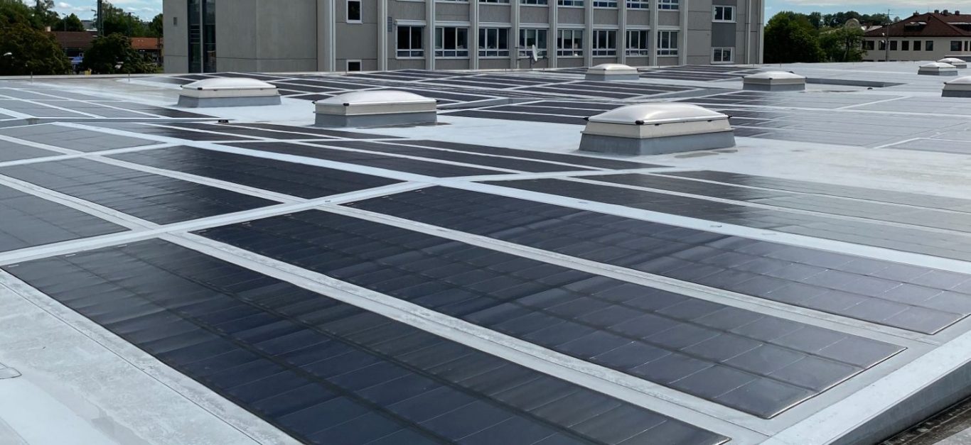 Flachdach mit Photovoltaikfolie und Lichtkuppeln in Rosenheim – Dachwartung für anspruchsvolle Immobilien